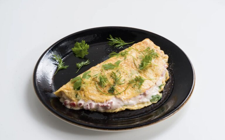 Омлет із мікрозеленню та сиром