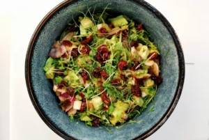 Овочевий салат із мікрозеленню