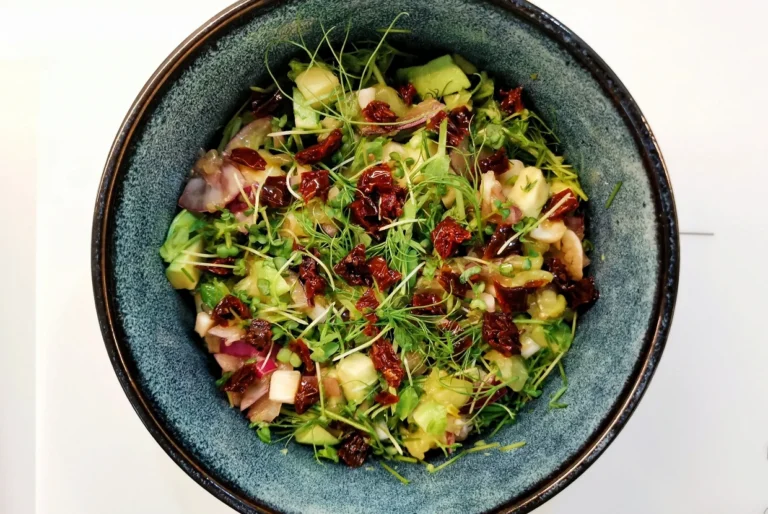 Овочевий салат із мікрозеленню